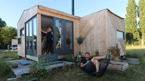 koppel woont in een tiny house van hout