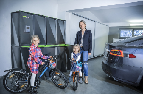 Zoutwatterbatterij type 'Greenrock' in garage met kindjes en vrouw