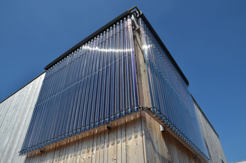 zonneboiler vacuümbuiscollectoren tegen gevel