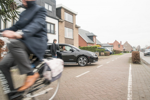 elektrisch rijden: een zero emissie auto en een fiets