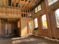 de ontkoppelde houtskeletbouw in de woning voor het plaatsen van de binnenisolatie