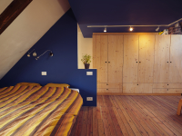 Zolder is slaapkamer geworden met bestaande houten vloer opgeschuurd en kasten op maat