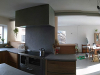 panoramische foto van keuken en woonkamer, het werkblad is mortex (geen natuurproduct)
