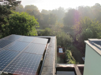 Zicht kant tuin met zonnepanelen